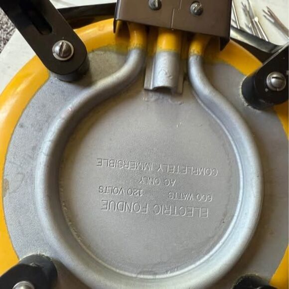 Vintage West Bend mustard yellow fondue pot with 11 pokers for dipping - Picture 8 of 10